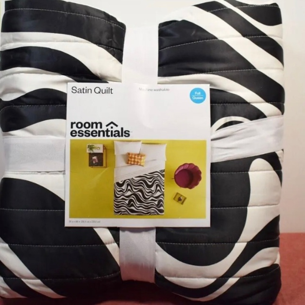 Room Essentials Full/Queen Satin Quilt